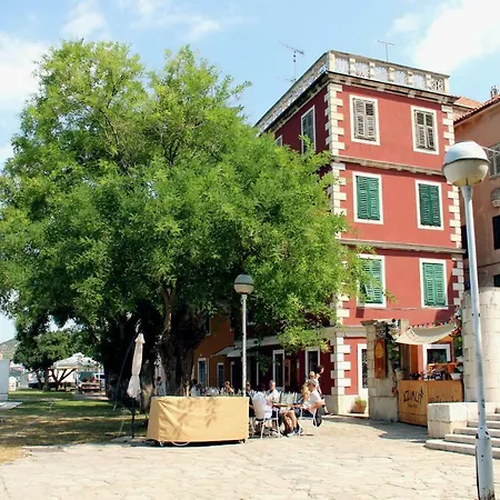 Cathedral Apartment *