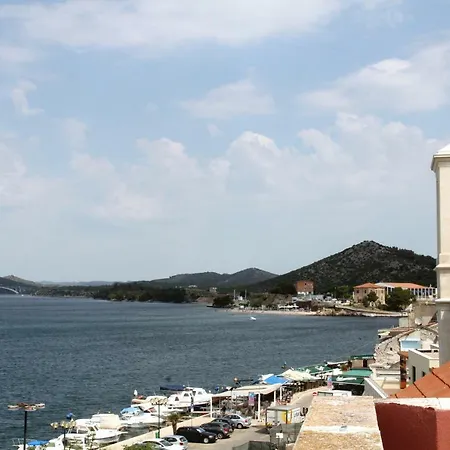 Cathedral Apartment *