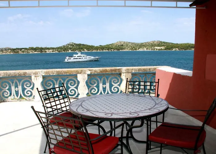 Cathedral Apartment *