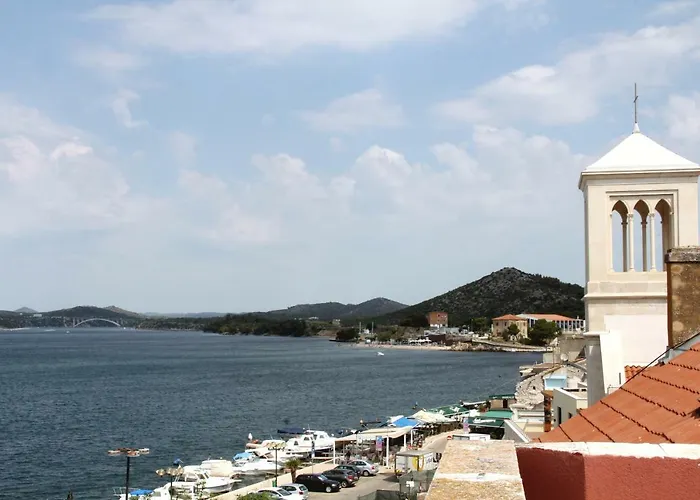 Cathedral Apartment *